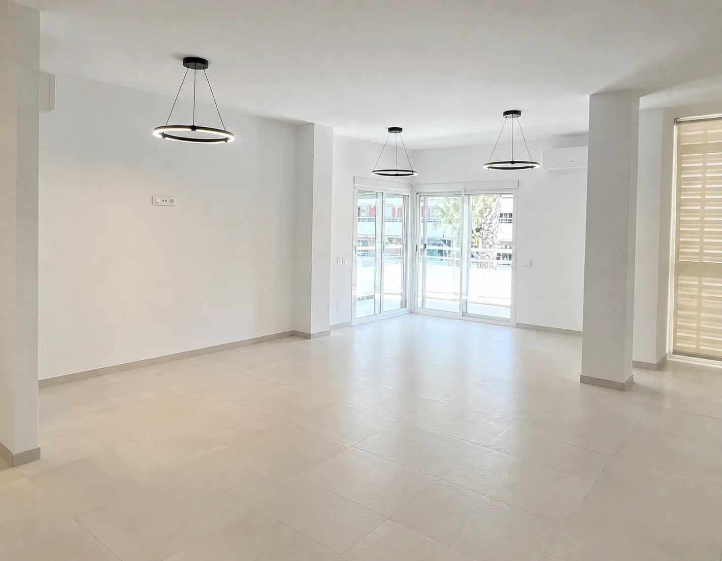 Salón vacío antes del home staging en la Costa del Sol